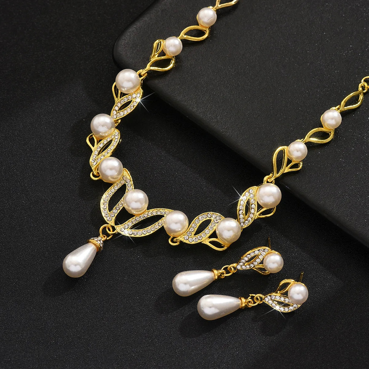 Ladies' fashionable design, imitation pearl necklace, earrings, jewelry set suitable for weddings, gatherings, holidays, gifts