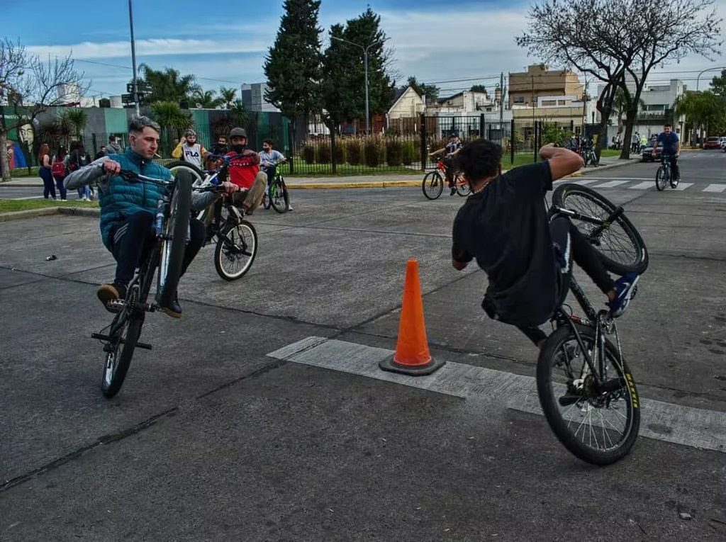 MAXXIS Hookworm 26 x 2.5 Bicycle Tire BMX Wire Bead Clincher Tire for Street Park vert Flatland 20 inch 24 26 27.5 or 29 Sizes