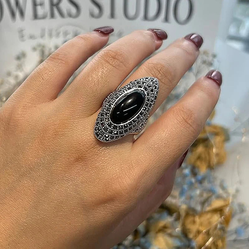 Huitan Charming Black Stone Finger Ring Female Luxury Temperament Women Anniversary Party Accessories Vintage Style Jewelry